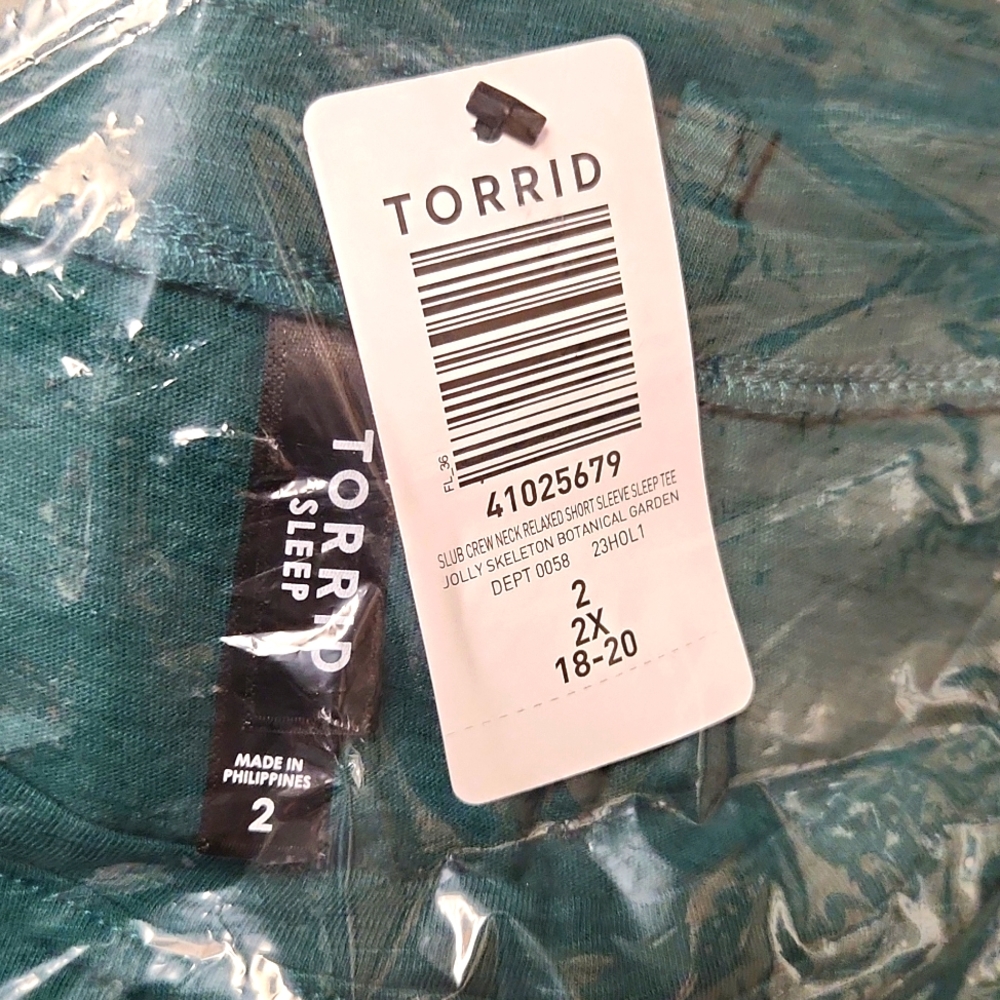 ❤️NWT TORRID TEE - SANTA SKELETON TEE CHRISTMAS HOLIDAY - PLUS SIZE - Picture 6 of 13